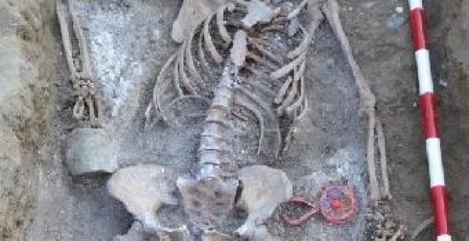 El sonajero de Martín, junto a la mano izquierda de los restos de su madre, Catalina, en la fosa común del antiguo cementerio de Palencia.