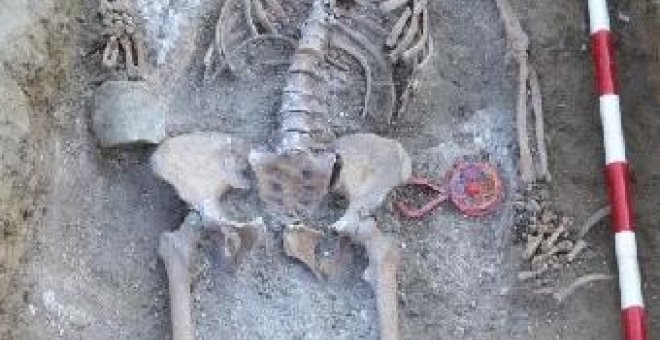 El sonajero de Martín, junto a la mano izquierda de los restos de su madre, Catalina, en la fosa común del antiguo cementerio de Palencia.