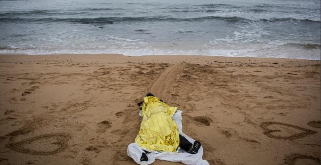 El cuerpo sin vida de una personas migrante en una playa andaluza.- JAVIER FERGO / CAMINANDO FRONTERAS