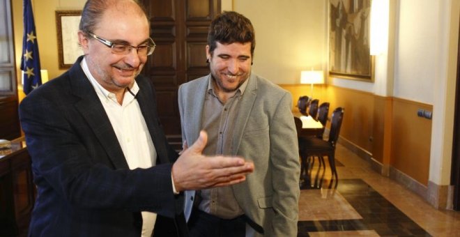31-10-2017 - El presidente en funciones del Gobierno de Aragón, Javier Lambán, con el secretario general de Podemos en la comunidad, Nacho Escartín. / GOBIERNO DE ARAGÓN