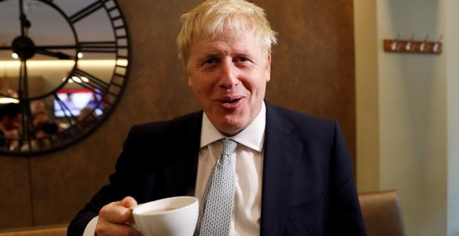 Boris Johnosn, candidato a liderar el Partido Conservador Británico, posa ufano con una taza de café. REUTERS/Peter Nicholls