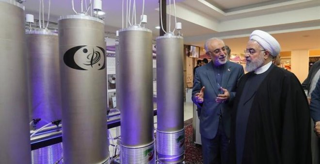 Fotografía de archivo realizada el 9 de abril de 2019 que muestra al presidente iraní, Hasán Rohaní, durante una visita a la organización de tecnología nuclear Ali Akbar Salehila en Teherán. EFE