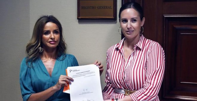 La responsable de Mujer y LGTBI de Ciudadanos Patricia Reyes y la portavoz adjunta del GPCS, Melisa Rodríguez, Melisa Rodríguez (d), registran, este miércoles en el Congreso, la ley de vientres de alquiler. EFE/Juan Carlos Hidalgo