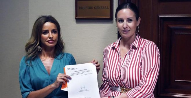 La responsable de Mujer y LGTBI de Ciudadanos Patricia Reyes y la portavoz adjunta del GPCS, Melisa Rodríguez, Melisa Rodríguez (d), registran, este miércoles en el Congreso, la ley de vientres de alquiler. EFE/Juan Carlos Hidalgo