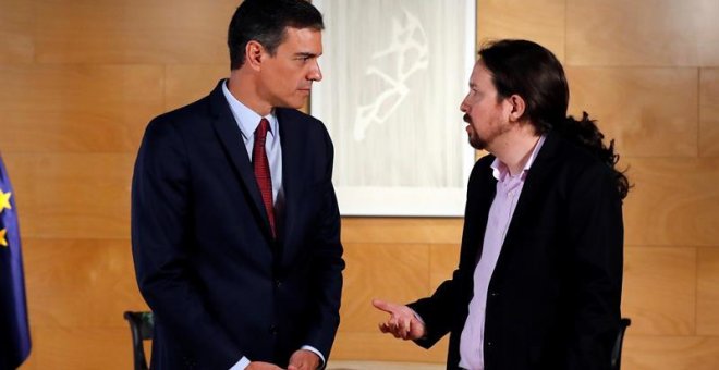 El presidente del gobierno Pedro Sánchez (i) y el líder de Podemos Pablo Iglesias, durante la nueva ronda de consultas para la investidura que el jefe del ejecutivo afronta avalado por la Ejecutiva del PSOE, para que intente negociar un Gobierno con posib