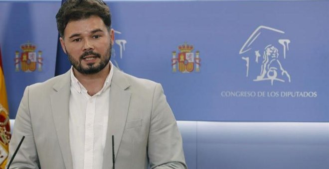 El portavoz de ERC, Gabriel Rufián, ofrece una rueda de prensa tras la reunión mantenida con la portavoz del grupo socialista en el Congreso, Adriana Lastra, para abordar el voto de la formación republicana en el debate de investidura de Pedro Sánchez, ho