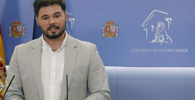 El portavoz de ERC, Gabriel Rufián, ofrece una rueda de prensa tras la reunión mantenida con la portavoz del grupo socialista en el Congreso, Adriana Lastra, para abordar el voto de la formación republicana en el debate de investidura de Pedro Sánchez, ho