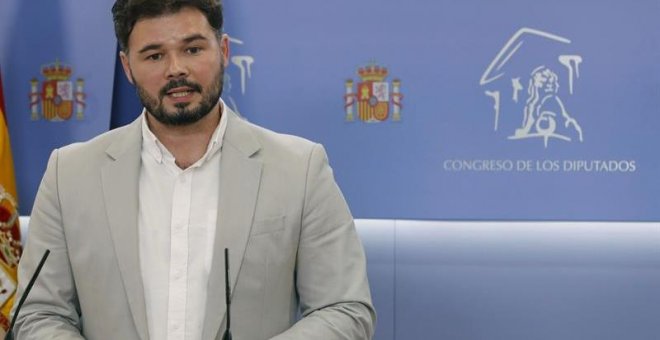 El portavoz de ERC, Gabriel Rufián, ofrece una rueda de prensa tras la reunión mantenida con la portavoz del grupo socialista en el Congreso, Adriana Lastra, para abordar el voto de la formación republicana en el debate de investidura de Pedro Sánchez, ho