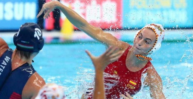 La española Beatriz Ortiz dispara a portería durante el partido contra Hungría. (EFE)