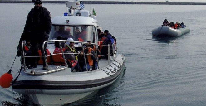 Guardacostas turcos durante el rescate de 44 migrantes que intentaban llegar a Grecia.- EFE