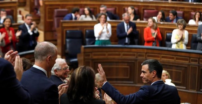 El candidato socialista, Pedro Sánchez (dcha), saluda tras pronunciar un discurso ante el pleno de la Cámara Baja