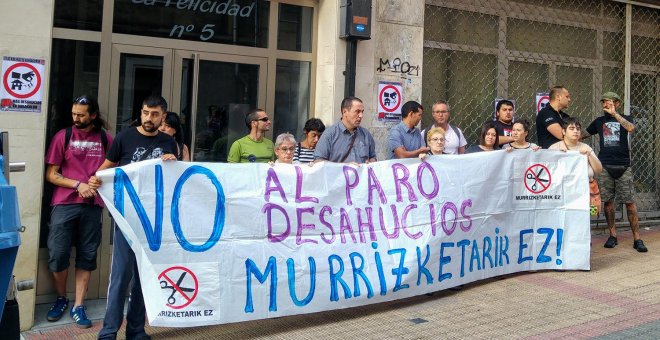 Concentración ante la vivienda de la víctima de violencia machista que iba a ser desahuciada. BERRI OTXOAK