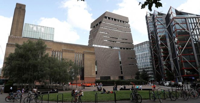 El edificio del museo Tate Modern, y su mirador desde el décimo piso, a orillas del Támesis, en Londres. REUTERS/Peter Nicholls