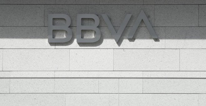 El logo del BBVA en la fachada del edificio 'La Vela', sede del banco en la zona norte de Madrid.E.P./Eduardo Parra