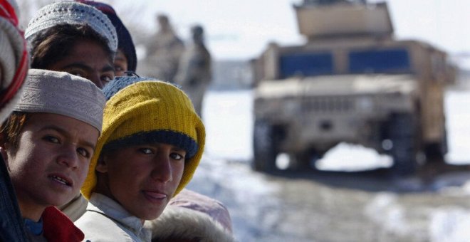 Los lugareños afganos observan un convoy militar de los EEUU | Reuters