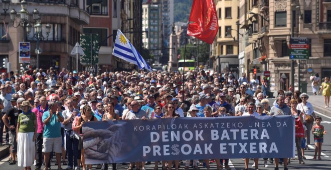 Varios centenares de personas han participado en la manifestación convocada en Bilbao por la red de apoyo a los presos de ETA Sare, en la que han defendido "una reparación a las víctimas de todas las partes". EFE/ Miguel Toña