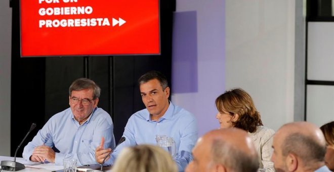 El presidente del Gobierno en funciones, Pedro Sánchez, c.,acompañado de la ministra de Justicia en funciones, Dolores Delgado,d.,entre otros, durante la reunión que mantuvo hoy con las asociaciones de Memoria Histórica dentro de la ronda de contactos con