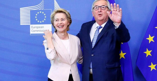 La presidenta electa de la Comisión Europea, la alemana Ursula von der Leyen, con su predecesor, el luxemburgués Jean Claude Juncker, a principios de julio, en la sede del Ejecutivo de la UE. REUTERS