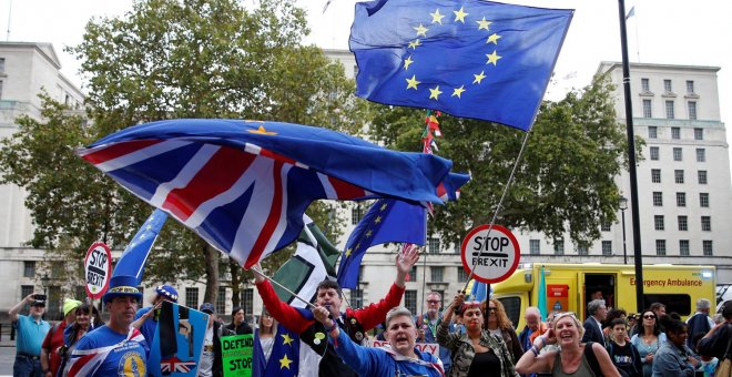 Ciudadanos contrarios al brexit se manifiestan enfrente de la residencia del primer ministro en Londres. /REUTERS