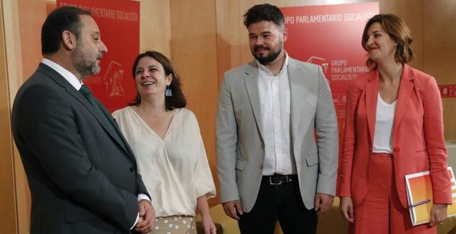 La vicesecretaria general y portavoz del Grupo Parlamentario Socialista, Adriana Lastra, y el secretario de Organización y ministro de Fomento en funciones, José Luis Ábalos, en la reunión con el portavoz de ERC en el Congreso, Gabriel Rufián, y la portav