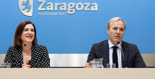 19-06-2019.- El alcalde de Zaragoza, Jorge Azcón, y la vicealcaldesa Sara Fernández, del PP y de C’s, que gobiernan el ayuntamiento bajo la supervisión de Vox. AYUNTAMIENTO DE ZARAGOZA