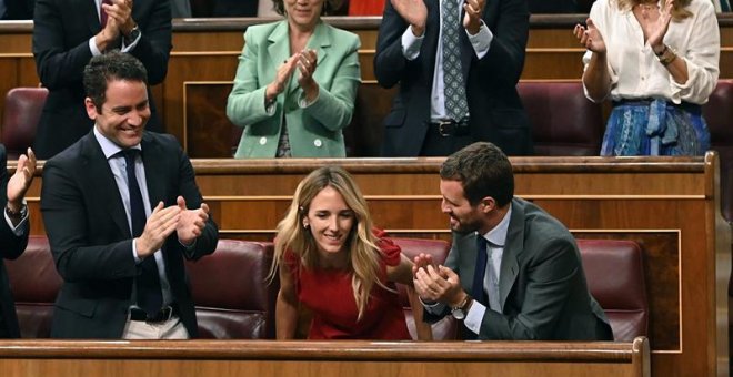 portavoz del Partido Popular en el Congreso, Cayetana Álvarez de Toledo (d), recibe el aplauso del líder popular, Pablo Casado (d) y del secretario general del partido, Teodoro García Egea (i), tras su intervención en el pleno extraordinario celebrado en