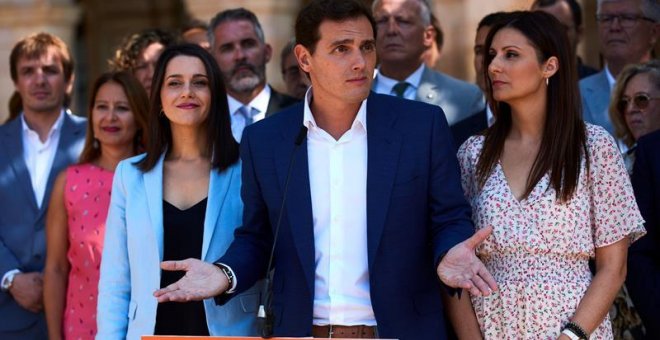 El presidente de Ciudadanos, Albert Rivera (c), Inés Arrimadas (i), y Lorena Roldán (d), en el exterior del Parlament de Catalunya, tras participar en la reunión del grupo parlamamentario de Ciudadanos.- EFE/Alejandro García