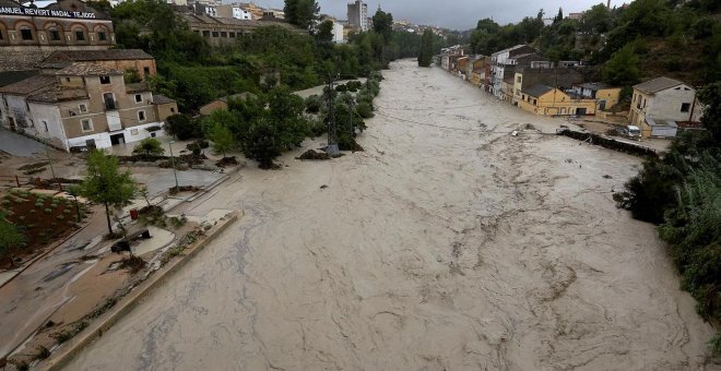 Vista del río Clariano que se ha desbordado este jueves a su paso por Ontinyent tras las fuertes lluvias registradas durante la noche. La localidad valenciana alcanza 297 l/m2 en 24 horas, su registro más alto del último siglo. /EFE