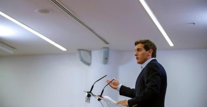 El líder de Ciudadanos Albert Rivera, durante la rueda de prensa que ha celebrado este jueves en el Congreso de los Diputados. EFE/Emilio Naranjo