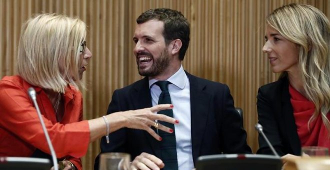 El presidente del PP, Pablo Casado, conversa con la fundadora de UPyD, Rosa Díez, y la portavoz del PP en el Congreso, Cayetana Álvarez de Toledo (d), durante la clausura de las jornadas "Españoles en Defensa de lo Común" celebradas este jueves en la Cám