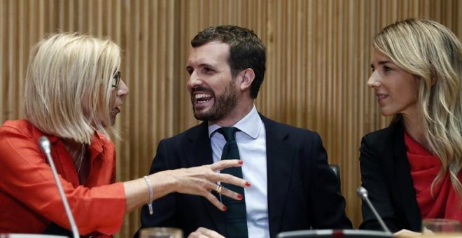 El presidente del PP, Pablo Casado, conversa con la fundadora de UPyD, Rosa Díez, y la portavoz del PP en el Congreso, Cayetana Álvarez de Toledo (d), durante la clausura de las jornadas "Españoles en Defensa de lo Común" celebradas este jueves en la Cám