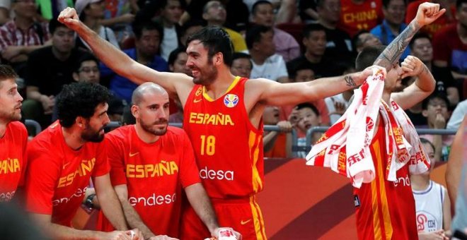 El ala-pívote español Pierre Oriola (c), celebra durante el partido de la final del Mundial de Baloncesto de China 2019 ante Argentina, disputado este domingo en el pabellón Wukesong de Pekín. EFE/Juan Carlos Hidalgo