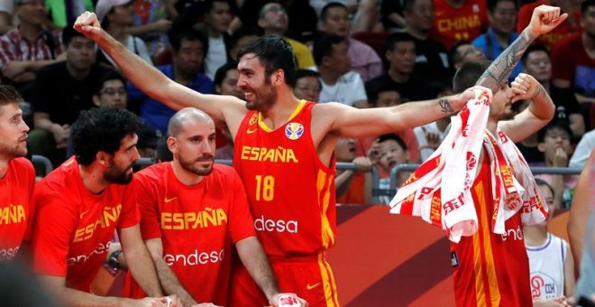 El ala-pívote español Pierre Oriola (c), celebra durante el partido de la final del Mundial de Baloncesto de China 2019 ante Argentina, disputado este domingo en el pabellón Wukesong de Pekín. EFE/Juan Carlos Hidalgo