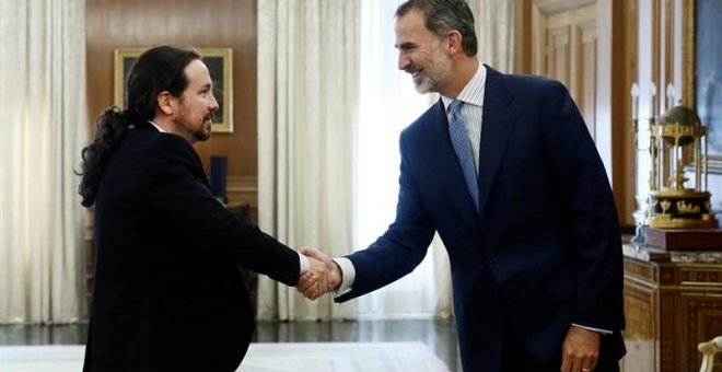 El rey Felipe VI recibe en audiencia al líder de Unidas Podemos Pablo Iglesias, en la segunda jornada de la ronda de consultas sobre la investidura de Pedro Sánchez. /EFE