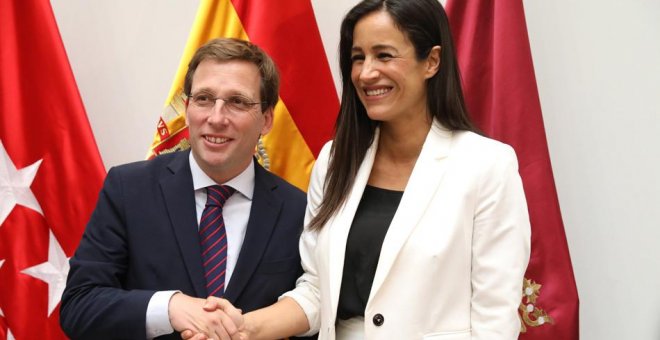 El alcalde de Madrid, José Luis Martínez-Almeida, y la vicealcaldesa, Begoña Villacís, poco después del pleno de investidura del nuevo gobierno municipal. AYUNTAMIENTO DE MADRID