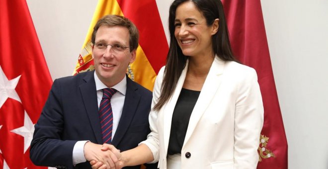 El alcalde de Madrid, José Luis Martínez-Almeida, y la vicealcaldesa, Begoña Villacís, poco después del pleno de investidura del nuevo gobierno municipal. AYUNTAMIENTO DE MADRID