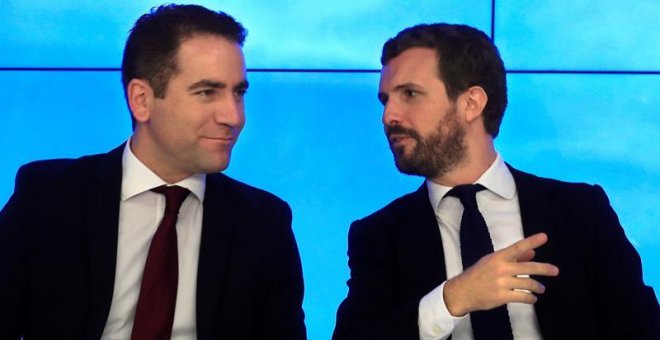 El presidente del Partido Popular Pablo Casado (d), y el secretario general Teodoro García Egea, durante la reunión del Comité Ejecutivo Nacional reunido esta mañana en la sede madrileña de la calle Génova. EFE/Fernando Alvarado