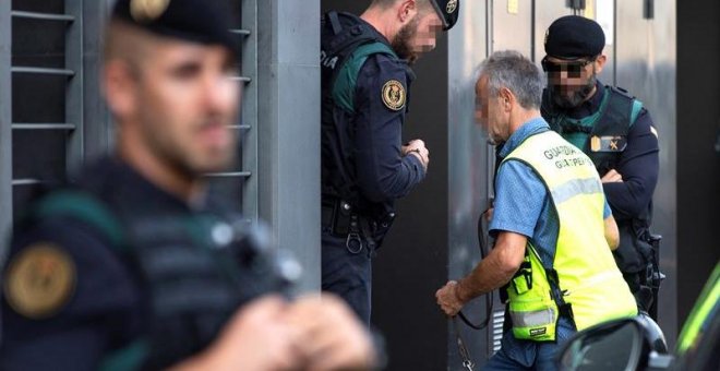 23/09/2019.- Registro que los agentes de la Guardia Civil han llevado a cabo este lunes en la vivienda sita en la calle Antoni Cusido de Sabadell (Barcelona), perteneciente a una de las nueve personas detenidas este lunes en Cataluña, vinculadas a los Com