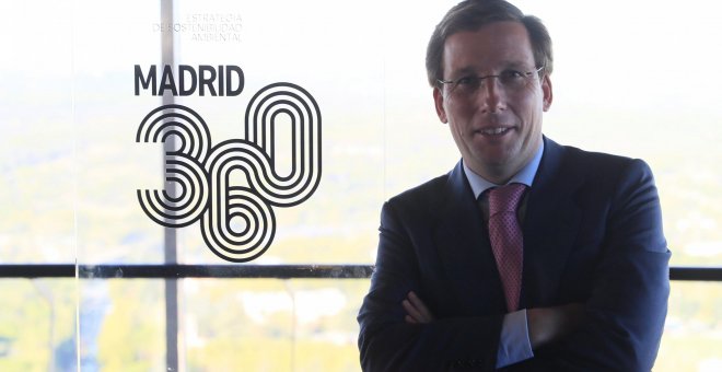 Martínez Almeida posa ufano ante el logo de Madrid 360, su plan anticontaminación./ EFE