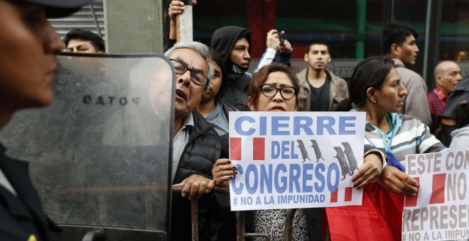 30/09/2019.- Ciudadanos protestan pidiendo el cierre del Congreso este lunes, en el exterior del edificio, en Lima (Perú).  EFE/ Paolo Aguilar
