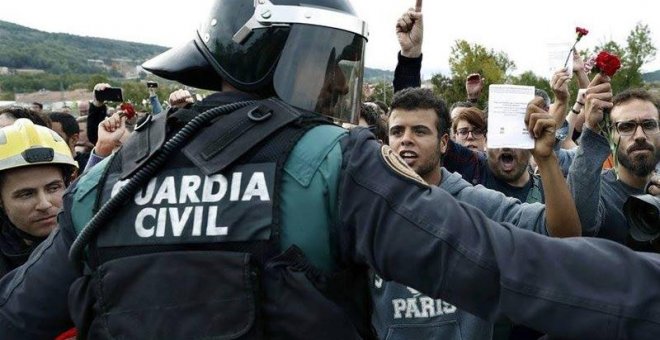 Un guardia civil durante la jornada del 1-O de 2017. (ARCHIVO | EFE)