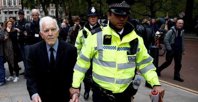 07/10/2019 - Phil Kingston, de 83 años, es detenido durante la protesta de 'Extinction Rebellion' en Londres. / REUTERS - Henry Nicholls