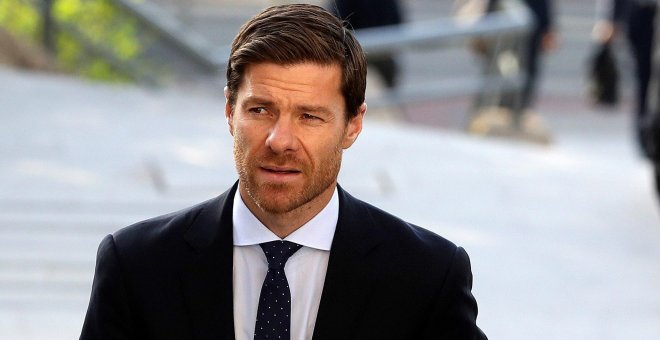 09/10/2019.- El exfutbolista español Xabi Alonso llega a la Audiencia Provincial de Madrid (España), este miércoles, para asistir a la sesión de su juicio por supuesto fraude fiscal en los ejercicios 2010, 2011 y 2012. EFE/J.J. Guillen