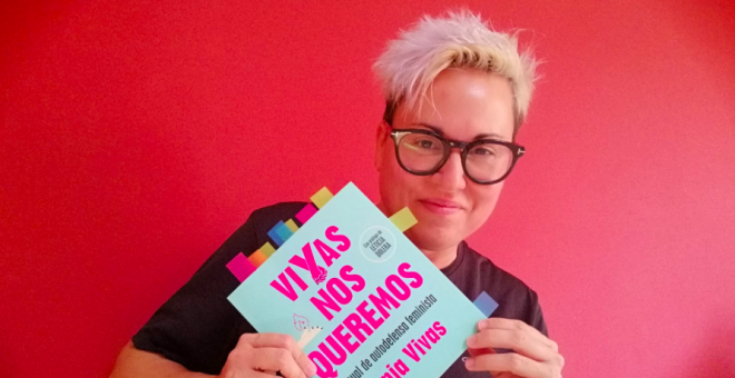 Sonia Vivas con su libro Vivas nos queremos. Manual de autodefensa feminista