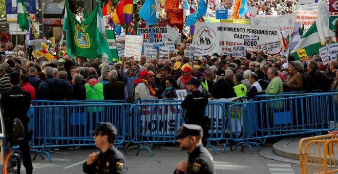 Miles de pensionistas se concentran en la Plaza de las Cortes. | Chema Moya / EFE