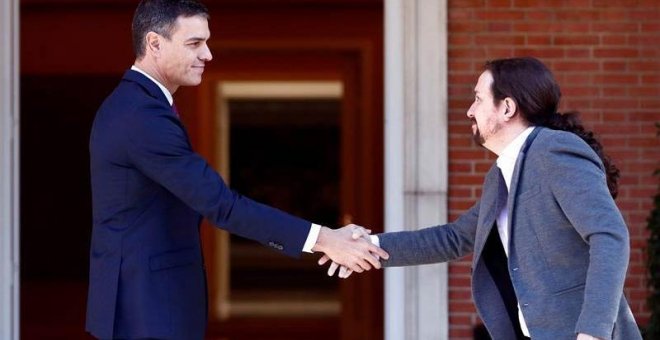 El presidente del Gobierno en funciones, Pedro Sánchez, recibe al líder de Unidas Podemos, Pablo Iglesias, en  Moncloa. (MARISCAL | EFE)