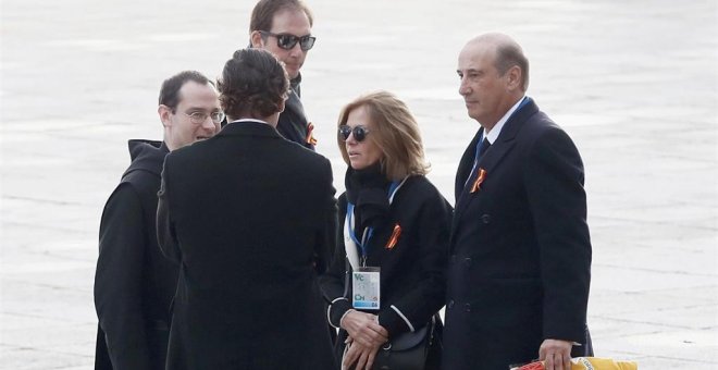 24-10-2019.- El nieto mayor del dictador, Francisco Franco Martínez-Bordiú, conocido como 'Francis Franco', accede a la Basílica del Valle de los Caídos con la bandera preconstitucional en la mano. EUROPA PRESS