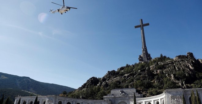 Momento en el que los restos de Franco son trasladados en helicóptero tras su exhumación. / REUTERS