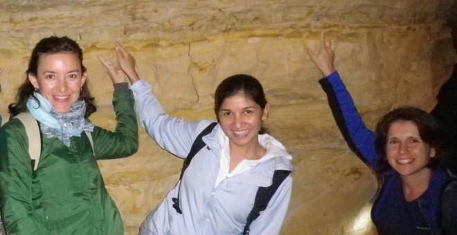 La científica Laia Alegret, con dos estudiantes en la cueva de Holanda cuyos microfósiles han aportado datos clave para su trabajo/ Universidad de Zaragoza