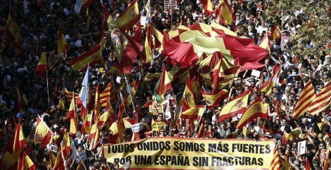 Milers de persones es manifesten pel centre de Barcelona convocats per Societat Civil Catalana per demanar la fi del procés independentista. EFE/Jesús Diges